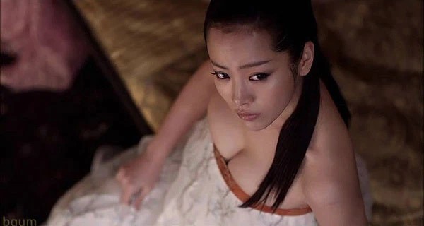Hình ảnh của Ji Min trong “Thám tử K” từng bị phản đối vì “hở hang quá mức so với phim cổ trang”.