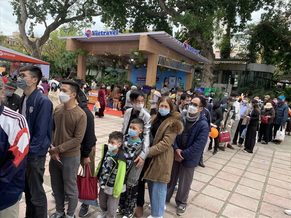 Hàng nghìn lượt khách đã có mặt tại Hội chợ Du lịch quốc tế Việt Nam - VITM Hà Nội 2022. Ảnh: MaiKa
