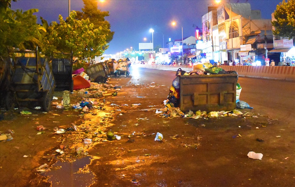 Theo phản ánh của người dân trên địa bàn quận Ninh Kiều (TP Cần Thơ), tình trạng các điểm tập rác lấn chiếm lòng lề đường, không chỉ gây cản trở giao thông, các xe rác rò rỉ nước, rơi vãi xuống lòng lề đường gây ô nhiễm.