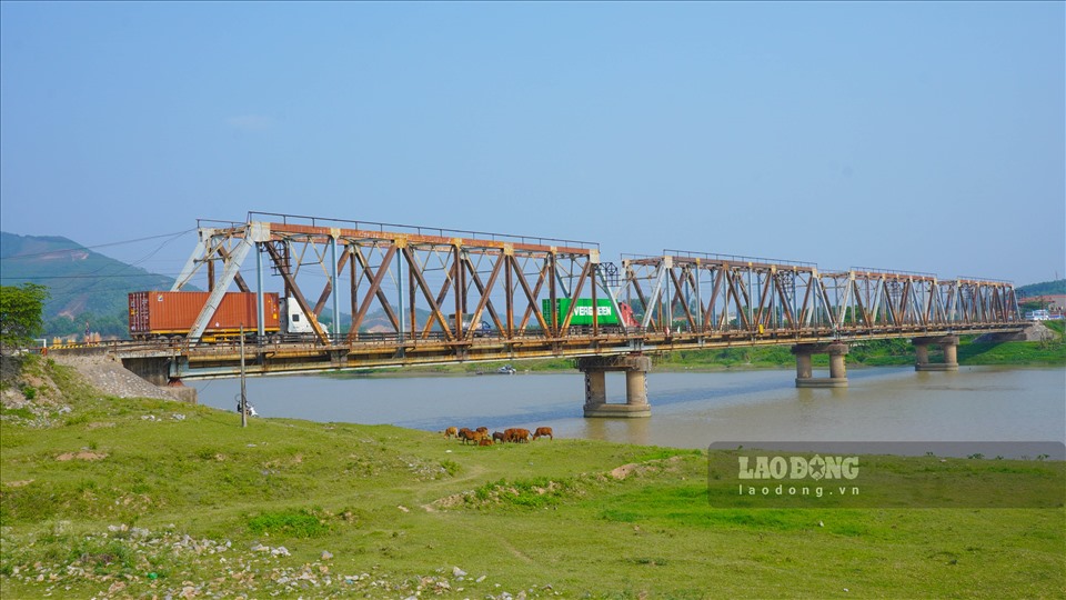 Cầu Cẩm Lý bắc qua sông Lục Nam thuộc tuyến quốc lộ 37 nằm trên địa bàn huyện Lục Nam, tỉnh Bắc Giang. Đây là một trong những cây cầu cuối cùng của cả nước dùng chung đường sắt và đường bộ.
