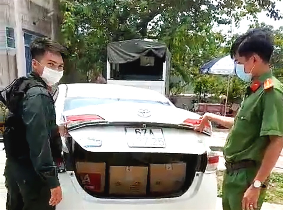 Lực lượng chống buôn lậu kiểm tra xe và phát hiện bên trong có hàng trăm chai thuốc bảo vệ thực vật có chứa hoạt chất nằm trong danh mục cấm sử dụng ở Việt Nam. Ảnh: VT