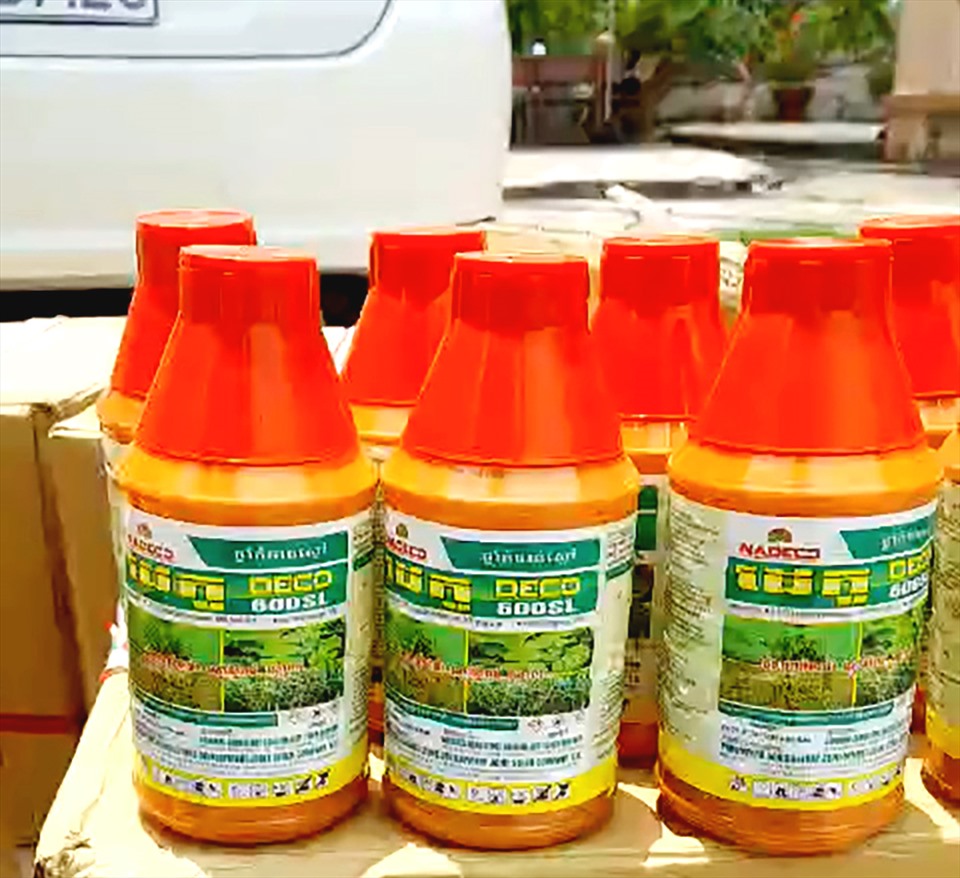 Cận cảnh thuốc bảo vệ thực vật có chứa hoạt chất nằm trong danh mục cấm sử dụng tại Việt Nam. Ảnh: VT
