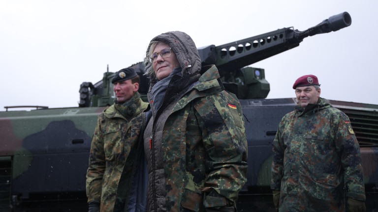 Bộ trưởng Quốc phòng Đức Christine Lambrecht đứng cạnh xe chiến đấu bộ binh Puma, ở Munster, Đức, ngày 7.2.2022. Ảnh: Getty