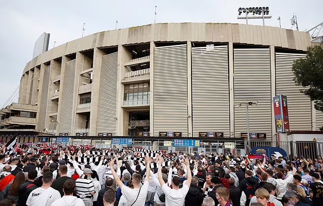 Bên trong vào ngoài Nou Camp là một màu trắng của cổ động viên Frankfurt. Ảnh: UEFA