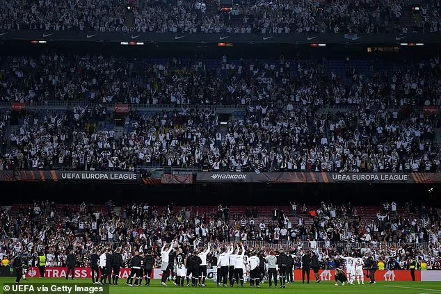 Bên trong vào ngoài Nou Camp là một màu trắng của cổ động viên Frankfurt. Ảnh: UEFA