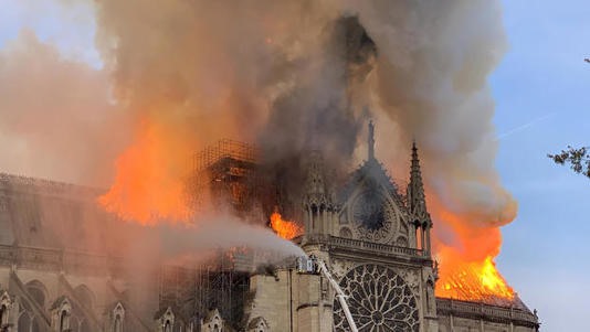 Nhà thờ Đức Bà Paris bị cháy năm 2019. Ảnh: AFP