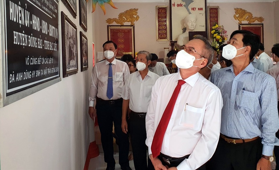 Bí thư Tỉnh ủy Bạc Liêu Lữ Văn Hùng tham quan phòng trưng bày tại di tích. Ảnh: Nhật Hồ