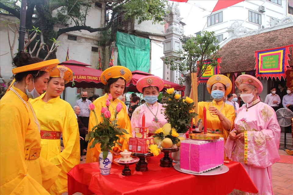 Người dân địa phương thực hiện các nghi lễ dâng hương tại Lễ hội Đình Trung Tự. Ảnh: T.Vương