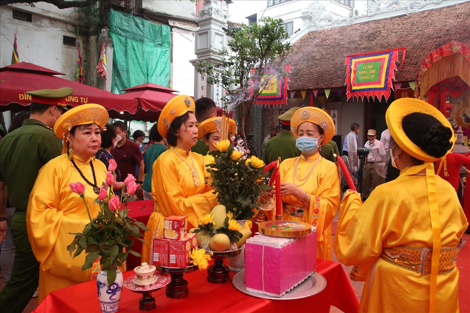 Người dân địa phương thực hiện các nghi lễ dâng hương tại Lễ hội Đình Trung Tự. Ảnh: T.Vương