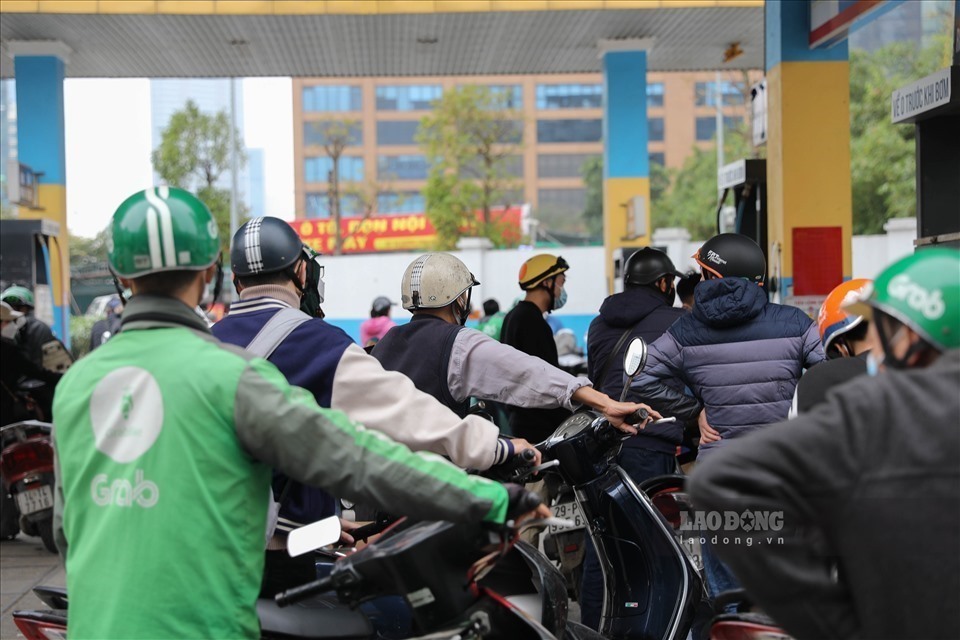 Giá xăng dầu tăng mạnh, Việt Nam phải bỏ gấp đôi tiền để nhập khẩu. Ảnh: Phan Anh