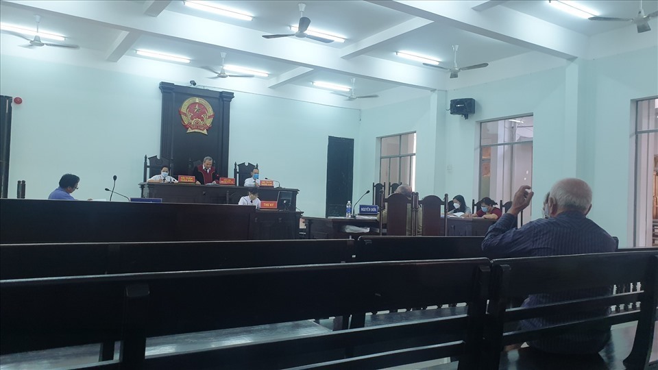 TAND tỉnh Khánh Hòa  trước đó đã hoãn phiên tòa xử vụ công dân kiện Chủ tịch tỉnh.