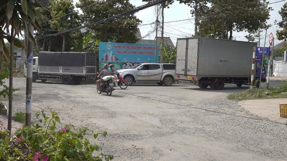   Nhiều xe tải, xe ôtô đi vào tuyến đường nông thôn khiến mặt đường bị xuống cấp.