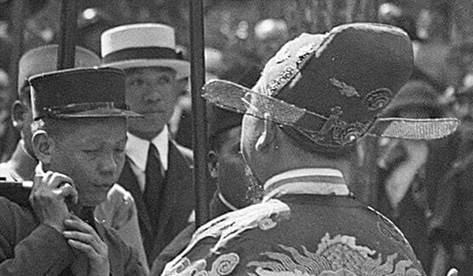 Và mặt sau chiếc mũ quan tương tự qua bức ảnh chụp dưới thời Bảo Đại mà nhà nghiên cứu Vũ Kim Lộc trưng dẫn để đối sánh. Ảnh tư liệu Trung tâm BTDTCĐ Huế.