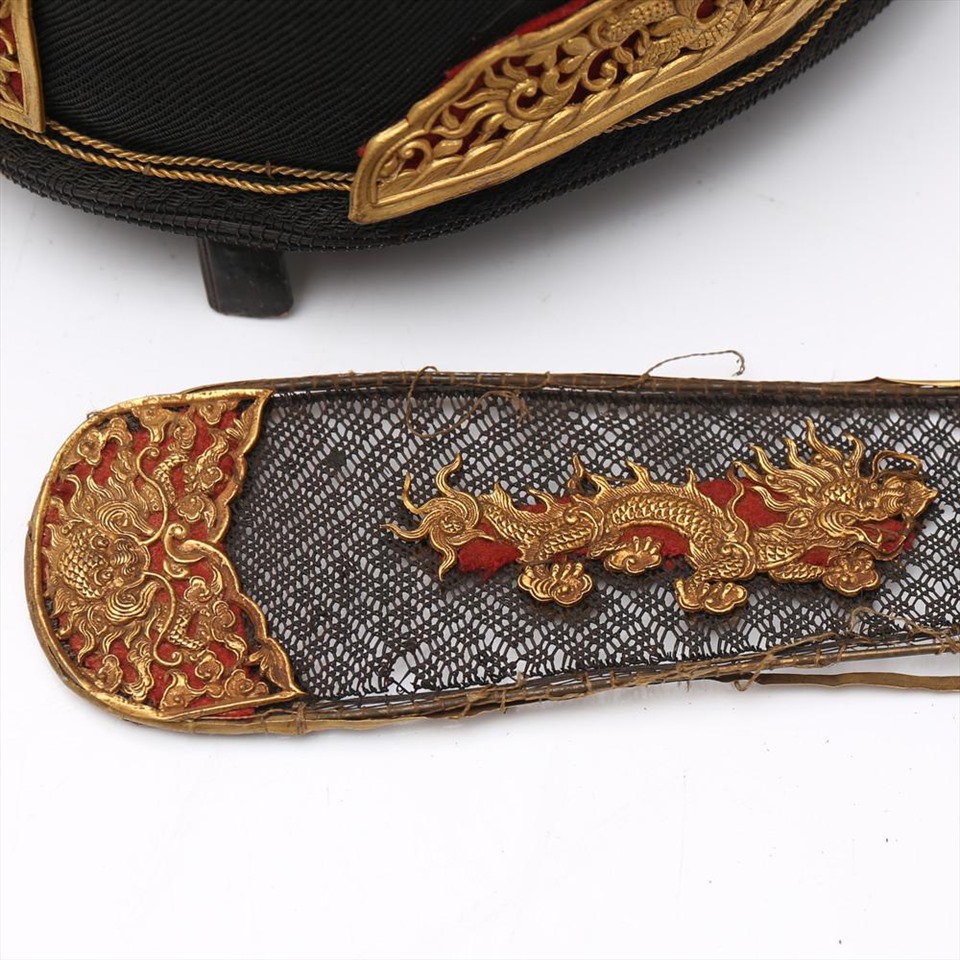 Hình ảnh hai con giao long (rồng 4 móng) trên Mũ quan đại thần triều Nguyễn. Ảnh: Tường Minh