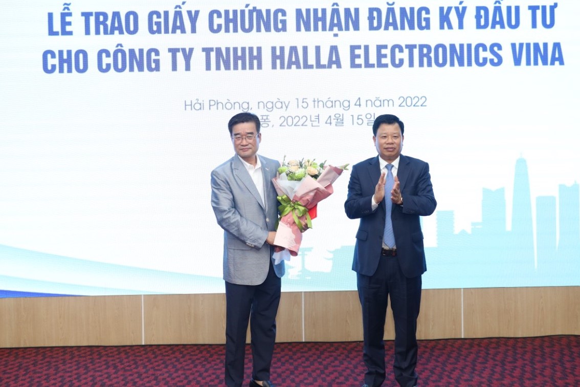 Ông Lê Trung Kiên, Trưởng BQL Khu kinh tế Hải Phòng trao giấy chứng nhận đầu tư cho cho Công ty TNHH Halla Electronics Vina - KCN Tràng Duệ về việc tăng vốn 30 triệu USD.