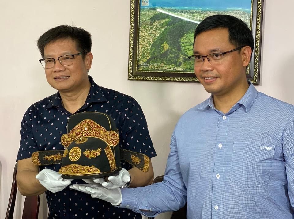 TS Phan Thanh Hải, Giám đốc Sở Văn hoá Thể thao tỉnh Thừa Thiên Huế (trái) và đại diện của Tập đoàn Sunshine tại buổi thẩm định cổ vật.