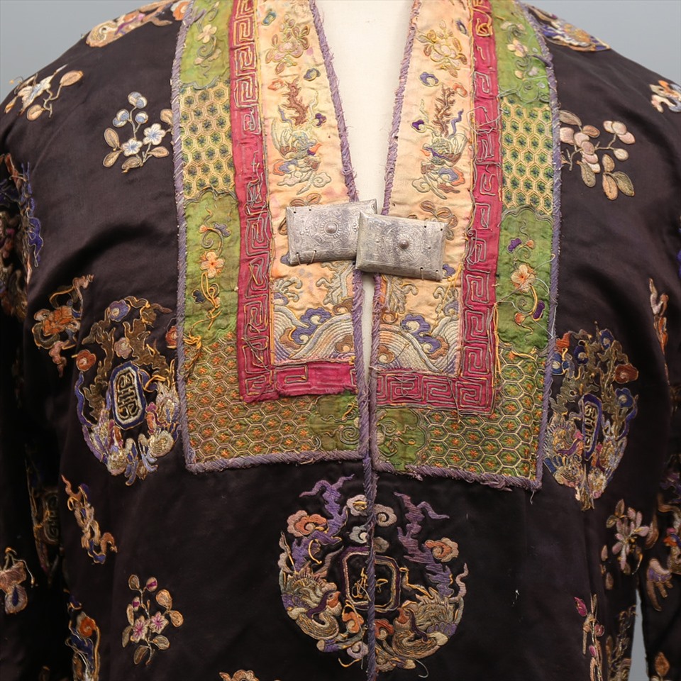Về chiếc áo dài Nhật bình, căn cứ vào màu sắc, kiểu dáng, họa tiết có thể thấy rằng, chiếc áo trên là trang phục dành cho các cung tần bậc 3. Ảnh: Tường Minh