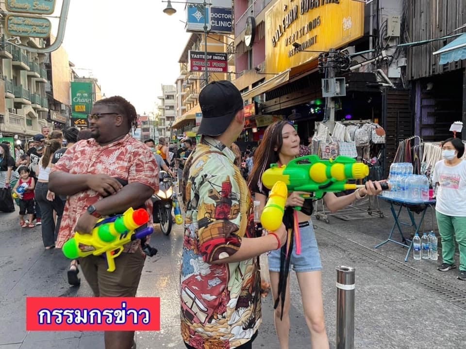 Mặc dù có lệnh cấm té nước trong Lễ hội Songkran, nhưng ngày 13.4, du khách vẫn tự phát tổ chức té nước lẫn nhau