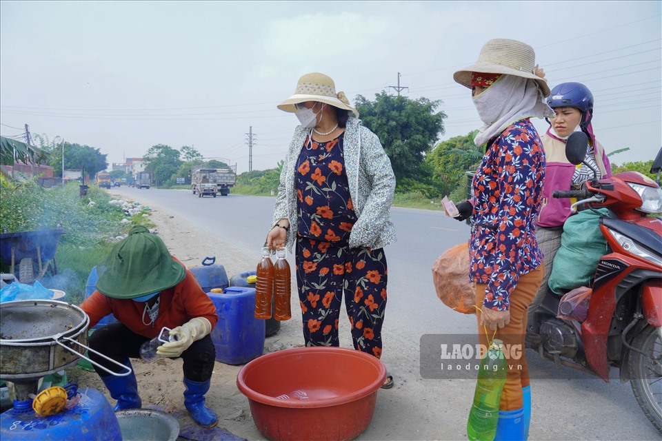 Người dân địa phương, khách qua đường xem các công đoạn thu hoạch và mua mật ong tại chỗ.