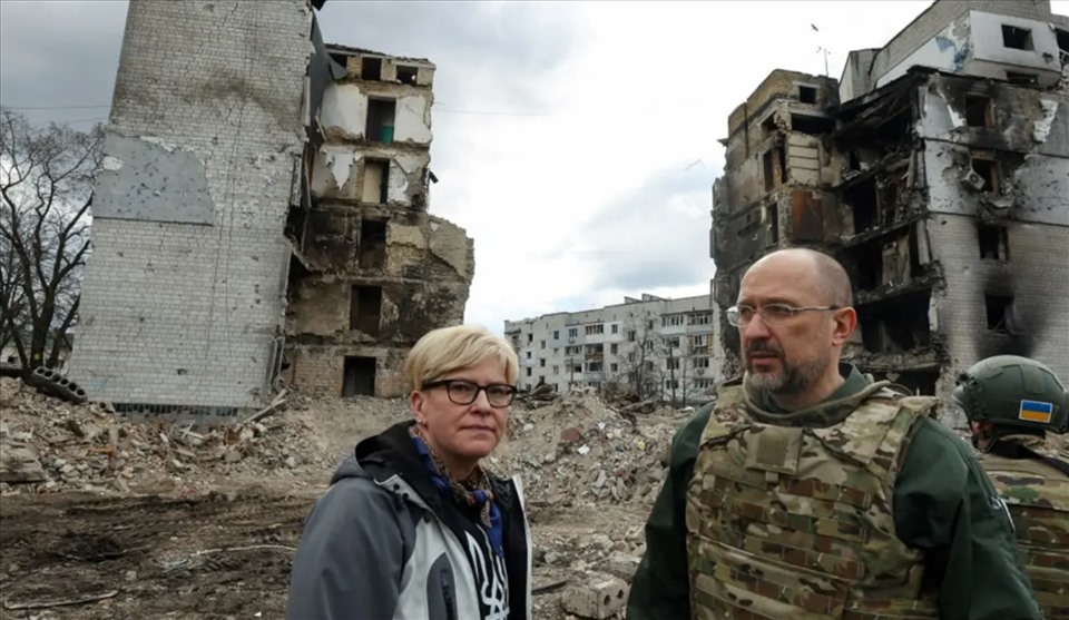 Ukrainian Prime Minister Denys Shmyhal (right) and Lithuanian Prime Minister Ingrida Simonyte visit the devastated town of Borodianka.  Photo: Reuters
