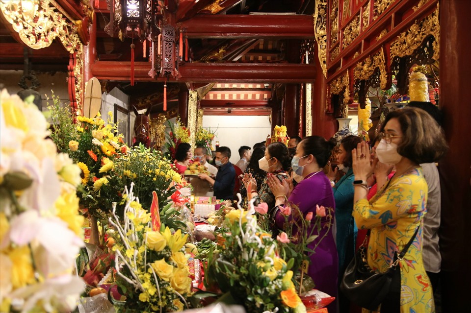 Người dân tới dâng hương tại lễ hội truyền thống Đền Kim Liên.