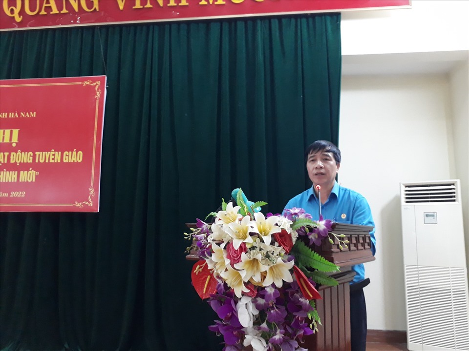 Ông Trịnh Văn Bừng - Chủ tịch Liên đoàn Lao động tỉnh Hà Nam - phát biểu khai mạc hội nghị. Ảnh: Phúc Lộc