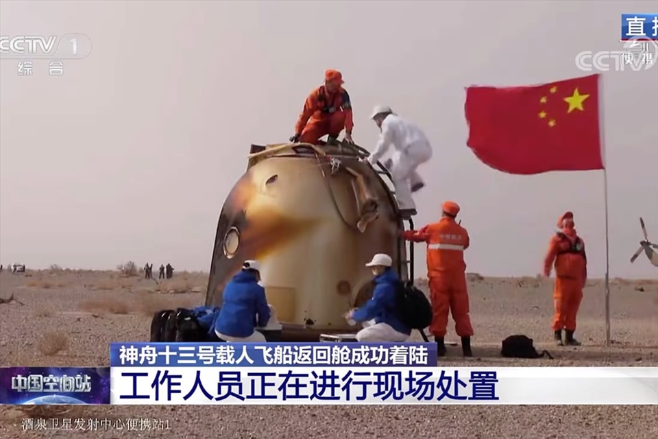Ba phi hành gia Trung Quốc trở về Trái đất an toàn sau 6 tháng trên quỹ đạo. Ảnh: CCTV