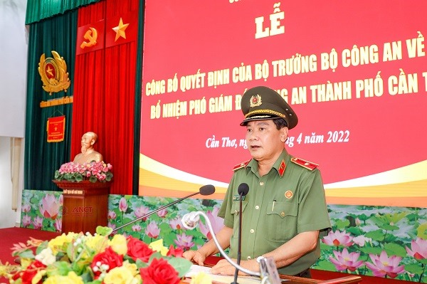 Thiếu tướng Nguyễn Văn Thuận, ủy viên Ban Thường vụ Thành ủy, Bí Thư Đảng ủy, Giám đốc Công an thành phố phát biểu chỉ đạo và giao nhiệm vụ cho Thượng tá Lê Đức Bảy.