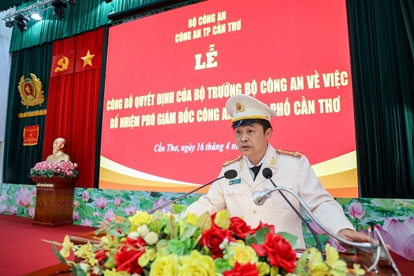 Thượng tá Lê Đức Bảy, Phó Giám đốc Công an thành phố phát biểu nhận nhiệm vụ.