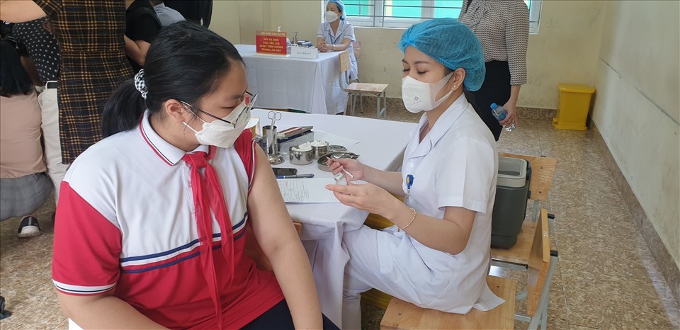 Một trong những trẻ em từ 5 đến dưới 12 tuổi trên toàn quốc được tiêm vaccine phòng COVID-19 sáng 14.4.2022. Ảnh: Nguyễn Hùng