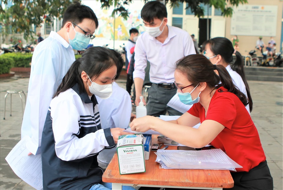 Phụ huynh và học sinh được hướng dẫn điền vào tờ khai y tế trước khi tiêm Vaccine phòng Covid-19