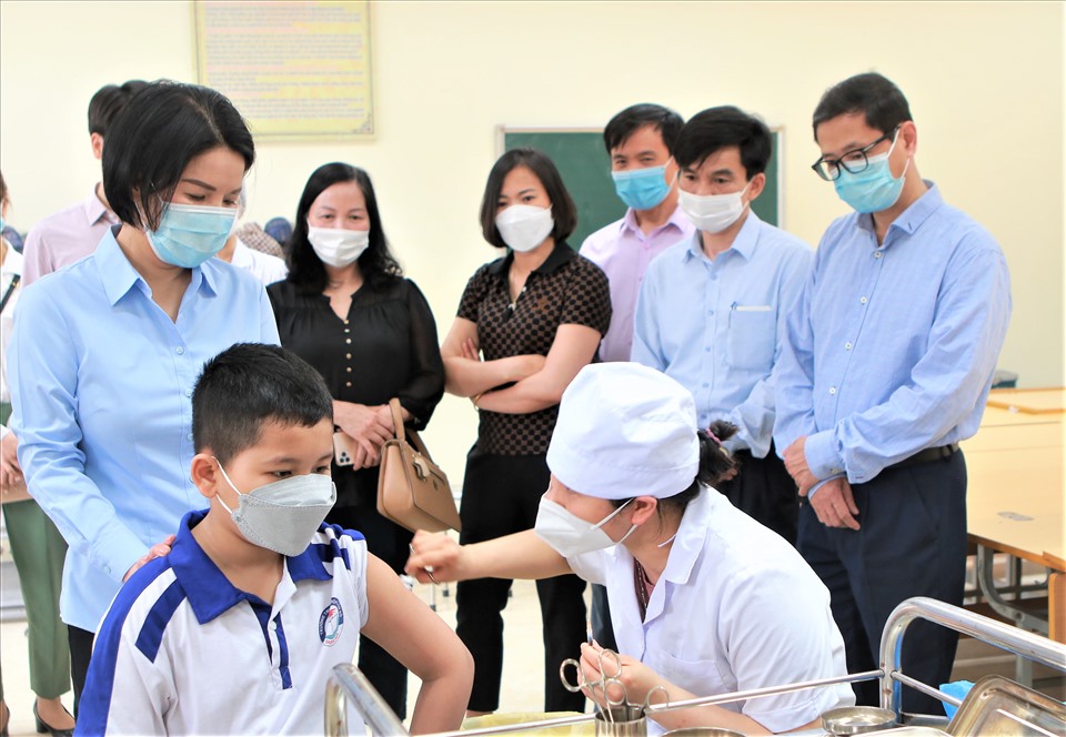 Giám đốc Sở Y tế Hà Nội Trần Thị Nhị Hà cùng đoàn công tác của Sở đã đến kiểm tra công tác tiêm chủng tại điểm trường THCS Lê Quý Đôn