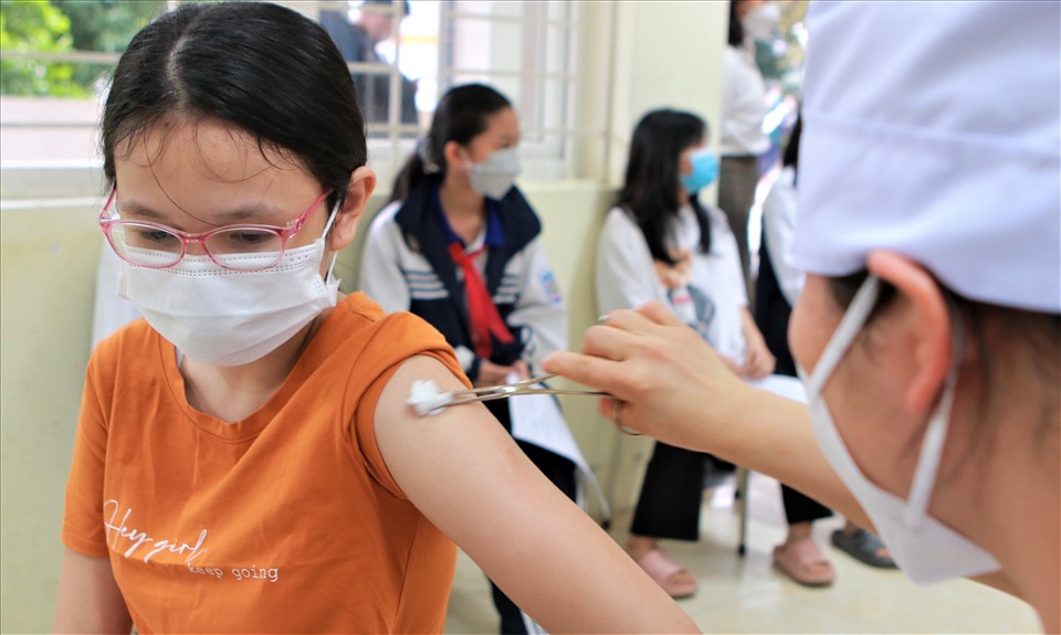 Các em học sinh sẽ được theo dõi sức khỏe để tránh phản ứng sau khi tiêm vaccine.