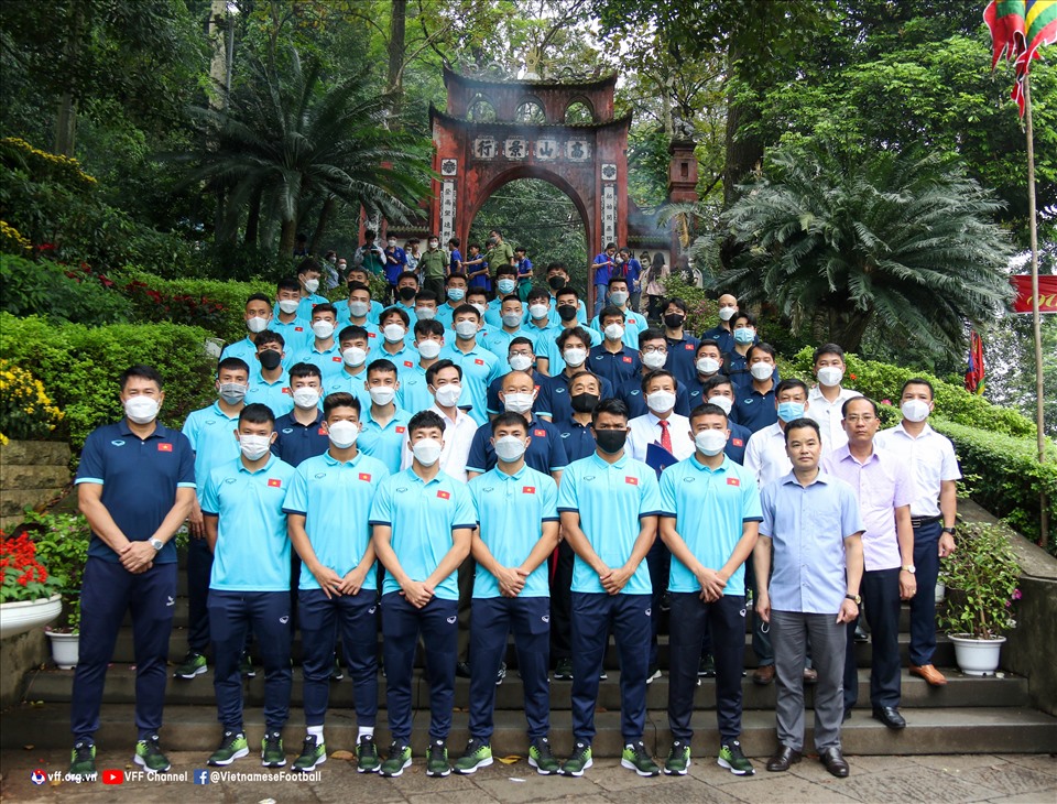 Toàn đội U23 Việt Nam đến thăm Đền Hùng ở Phú Thọ.