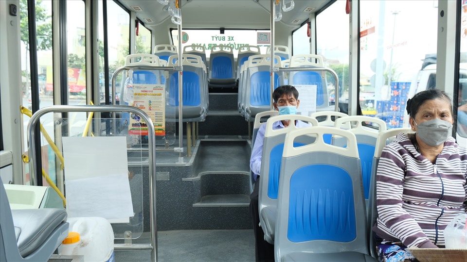 Người đi xe buýt tại Cần Thơ thường là những người lớn tuổi.