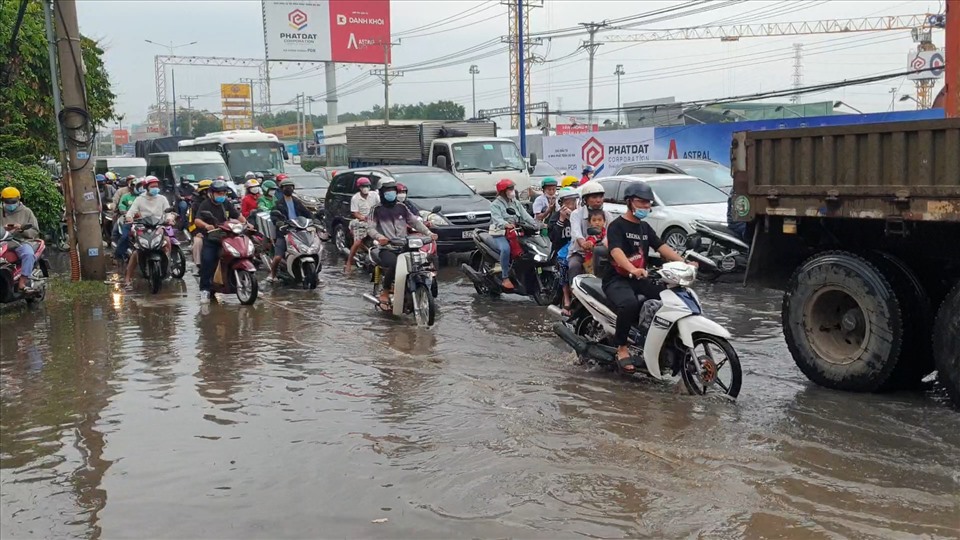 Theo ghi nhận, cơn mưa lớn gây ngập nước nặng trên quốc lộ 13, đoạn qua phường Lái Thiêu, thị xã Thuận An, tỉnh Bình Dương. Đoạn đường quốc lộ 13 khoảng 1km đối diện siêu thị lotte mart bị ngập sâu gần nửa mét nước khiến nhiều xe bị chết máy.