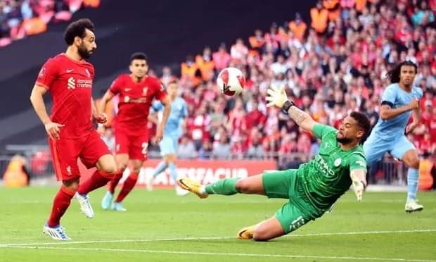 Salah không tận dụng được tình huống lỗi của Zinchenko để nâng tỉ số lên 4-1. Ảnh: FA Cup