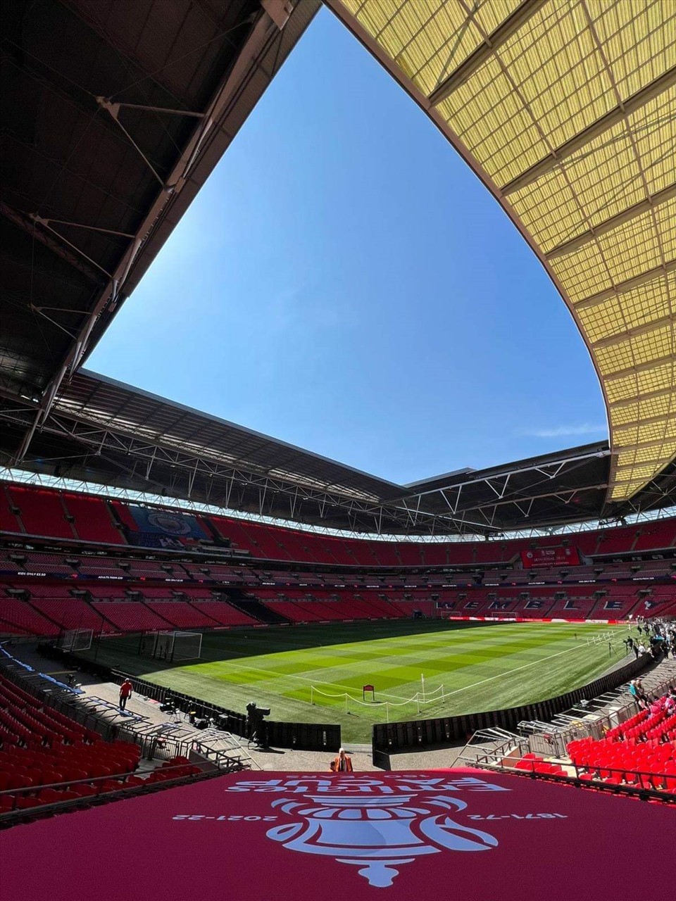 Sân Wembley 1 tiếng trước đại chiến nhìn từ góc khán đài của cổ động viên The Kop. Ảnh: Liverpool FC