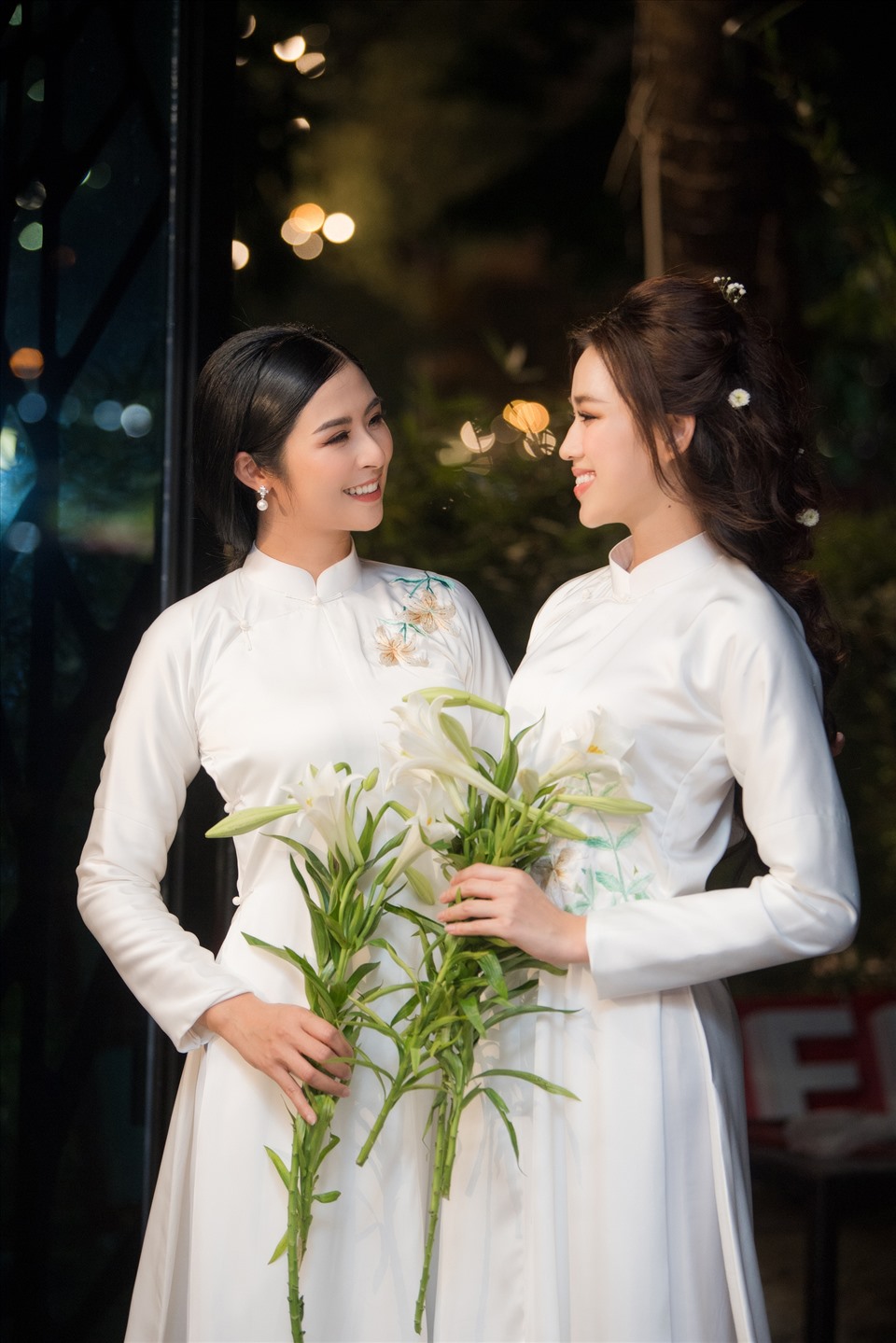 Hoa hậu Ngọc Hân và Đỗ Thị Hà cùng giới thiệu bộ sưu tập áo dài “12 mùa hoa“. Ảnh: Vũ Toàn