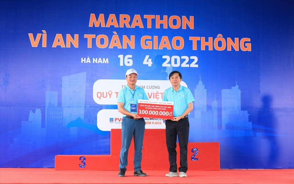 Ông Nguyễn Bá Kiên thông qua Ban ATGT tỉnh Hà Nam trao tặng 50 suất học bổng cho các em học sinh có hoàn cảnh khó khăn do TNGT. Ảnh: GT