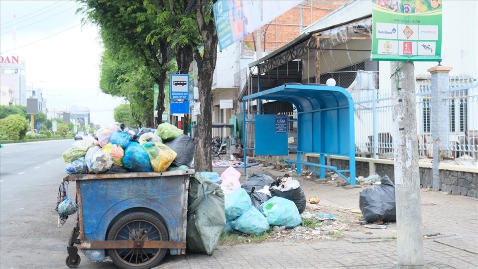Tại một nhà chờ trên đường 30/4, ông Nguyễn Văn Bình cho biết: “Tuần nào tôi cũng từ Ô Môn xuống BVĐK TP Cần Thơ khám bệnh và đứng đón xe tại đây. Nói thật, mùi rác thật kinh khủng. Khám bệnh mà đứng đây hít mùi này còn bệnh thêm”.