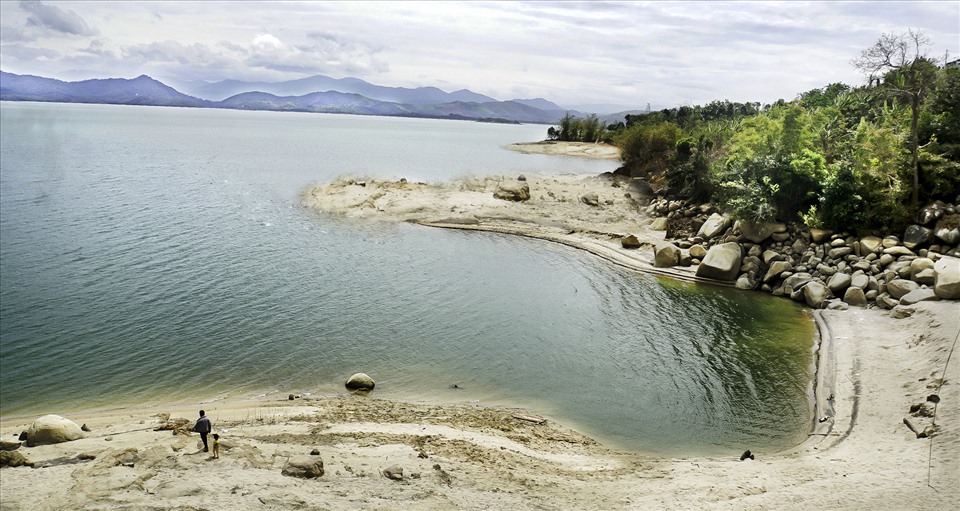 Bãi cát ở hồ thủy điện Buôn Tua Sha kéo dài hàng trăm mét.