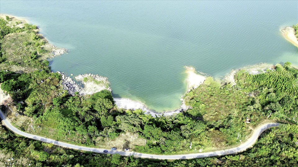 Nơi được ví như bãi biển ở Đắk Nông nằm bên cạnh tỉnh lộ 4B, đoạn qua thôn Phú Vinh, xã Quảng Phú, huyện Krông Nô.