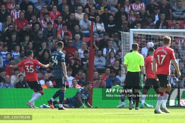 Jan Bednarek sút tung lưới của Ben Foster. Ảnh: AFP