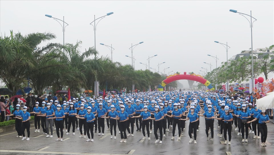 Chương trình khai mạc Tháng Công nhân, Ngày hội Văn hoá Việt Hàn năm 2022 là một trong những hoạt động mở màn cho Tháng công nhân năm 2022. Qua đó, tạo sân chơi vui tươi, thoải mái cho người lao động và là nền tảng để các công đoàn cơ sở tổ chức nhiều hoạt động ý nghĩa hơn trong Tháng Công nhân 2022. Chương trình thu hút hơn 2.000 công nhân, lao động tham gia. Ảnh: Mai Dung