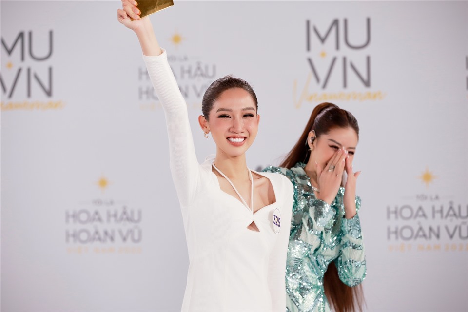 Khoảnh khắc Đỗ Nhận Hà nhận vé vàng vào top 71 Hoa hậu Hoàn vũ Việt Nam 2022. Ảnh: MUVN.