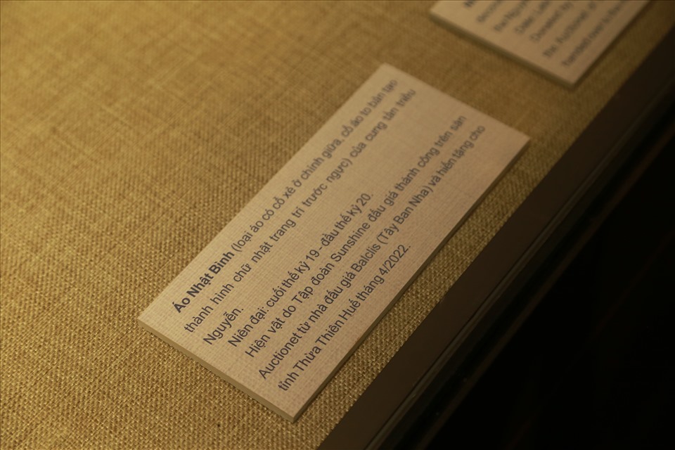 Áo Nhật bình (loại áo có cổ xẻ ở chính giữa, cổ áo to bản tạo thành hình chữ nhật trang trí trước ngực) của cung tần triều Nguyễn. Ảnh: PĐ.