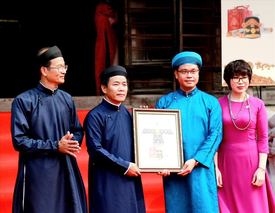 Lãnh đạo tỉnh Thừa Thiên Huế đón nhận 2 cổ vật triều Nguyễn do Tập đoàn Sunshine hiến tặng. Ảnh: PĐ.