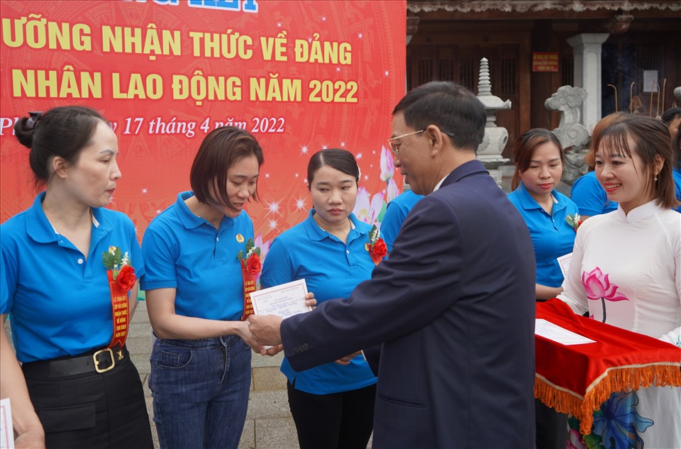 Đại diện lãnh đạo huyện Tiên Lãng trao chứng nhận cho đoàn viên ưu tú hoàn thành lớp bồi dưỡng nhận thức về Đảng. Ảnh: Mai Dung