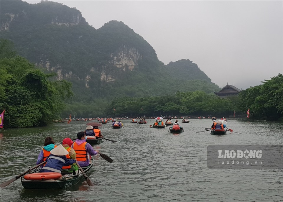Hàng vạn du khách đổ về Khu du lịch sinh thái Tràng An trong ngày đầu khai hội. Ảnh: NT